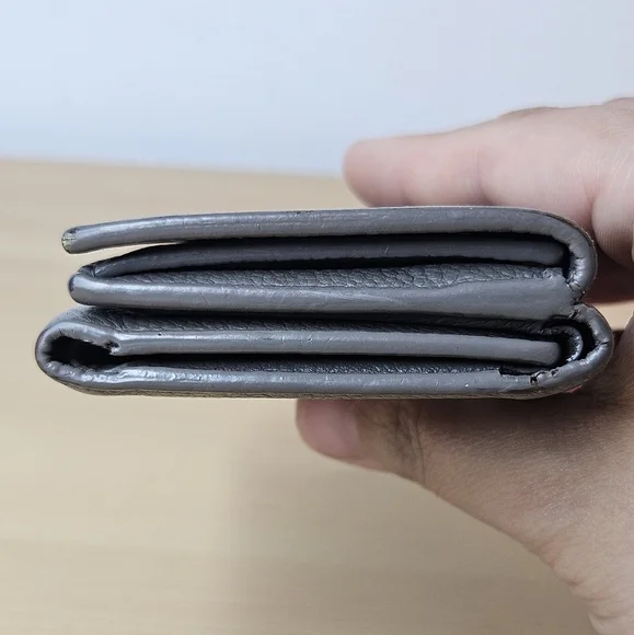 SAINT LAURENT GUC Greige Leather Trifold Wallet - Picture 7 of 14